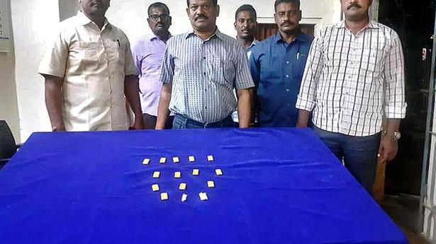 Three held, gold biscuitsweighing 1.639 kg seized