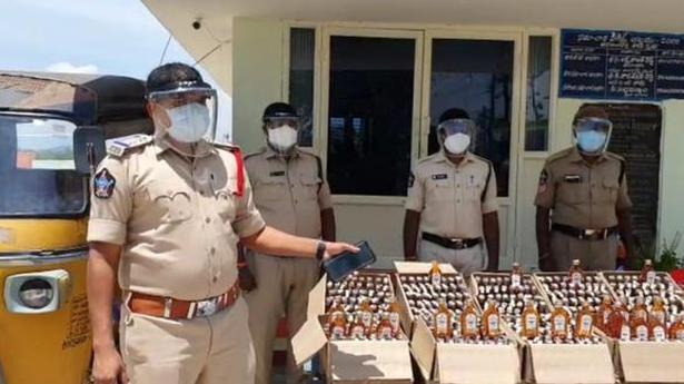 Three held for ‘smuggling’liquor from Karnataka
