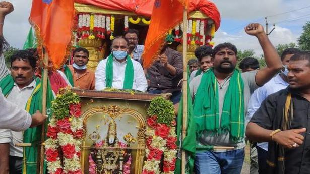 Amaravati farmers resume march
