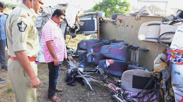 14 killed as minibus crashes into lorry