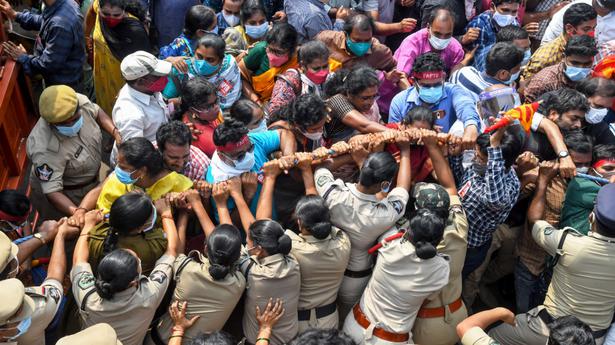 Tension grips Visakhapatnam Collectorate, as teachers protest against PRC