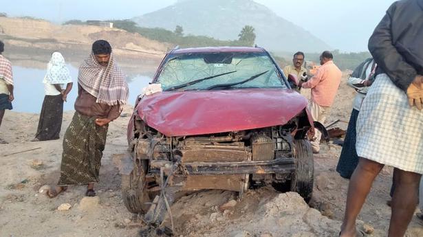 Ballari resident dies as car plunges into a 40-feet pit full of water