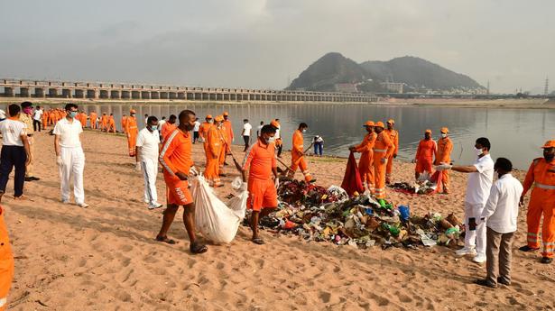 NDRF 10th battalion personnel take up ‘Swachhata Abhiyaan’ drive in Krishna River