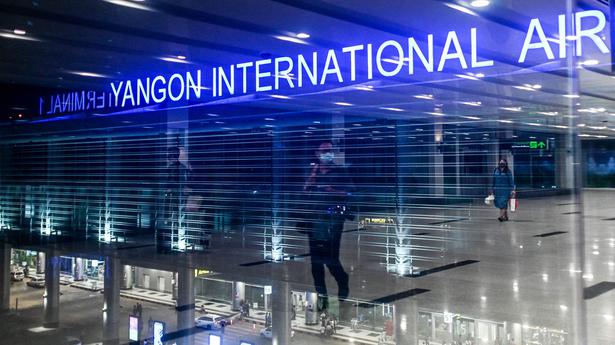 Pita merah membuat pelancong menuju India terdampar di Bandara Yangon