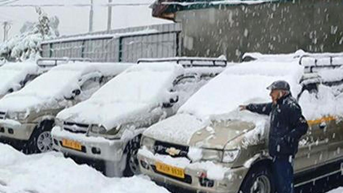 Image result for 10 killed due to snowfall in Kashmir