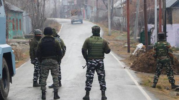 Two militant groups trapped in Pulwama, Budgam
