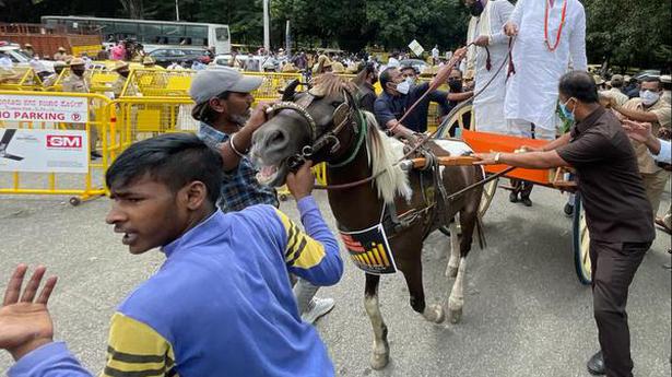 Congress leaders head to Vidhana Soudha in horse carts to highlight fuel price hike