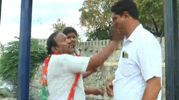 BJP leader slaps policeman in Raichur