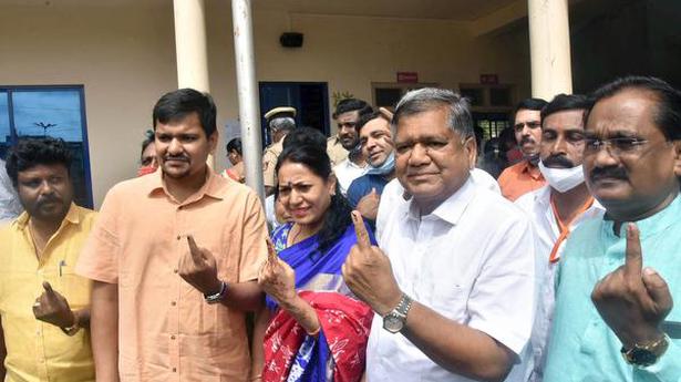 Barring some confusion, polling ends peacefully in Hubballi-Dharwad