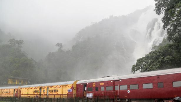 Vasco Da Gama-Howrah Amaravati Express derails in Goa