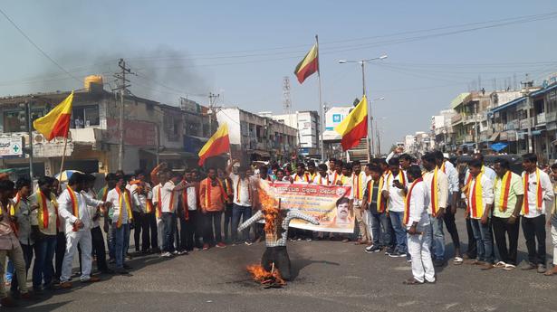 Kannada organisation burns effigy of Maharashtra CM