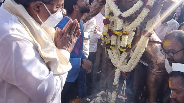 Karnataka opposition leader Siddaramaiah visits Angol
