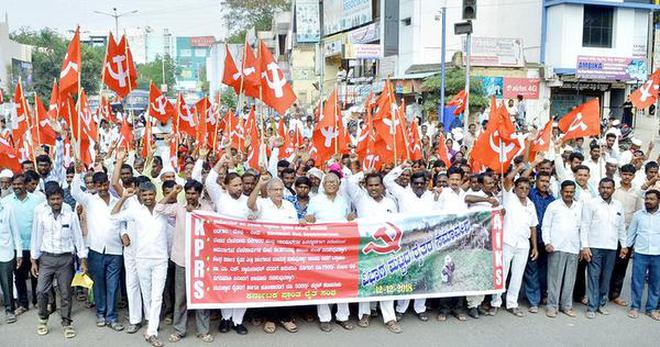 Farmers taking out a rally organised by Karnataka Prantha Raitha Sangha in Kalaburagi on Wednesday.