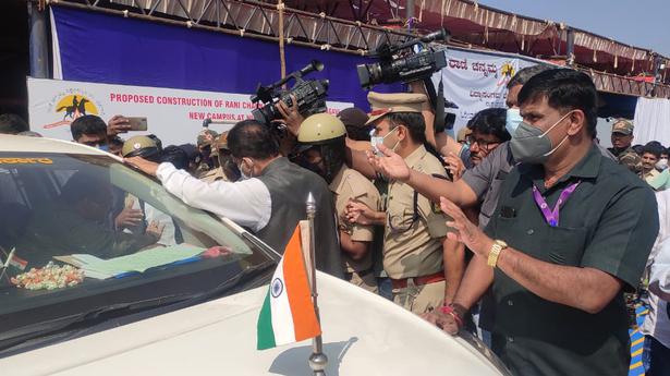 Students block Karnataka CM’s car demanding laptops