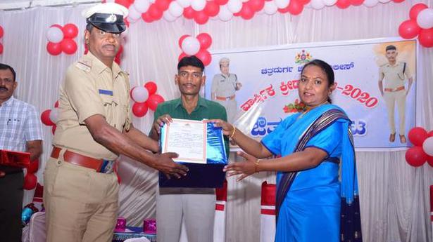 Best performing police staff honoured in Chitradurga