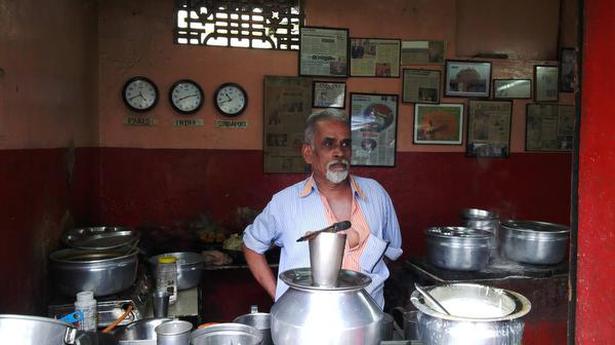 Tea-seller who travelled around the world dies