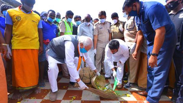Governor joins cleaning drive
