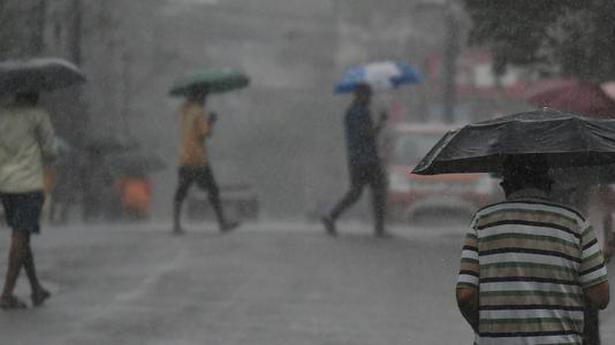 Heavy rains lash Kerala, three districts on red alert