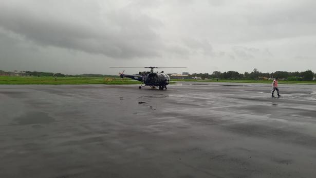 The Navy has commenced airlift operation on Thrissur, Aluva, and Muvattupuzha area to rescue stranded persons.