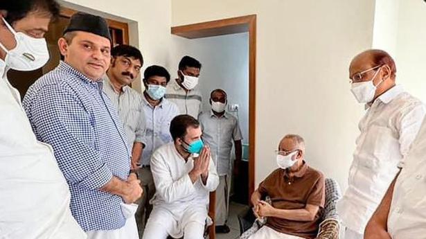 Rahul visits ailing Thangal in hospital