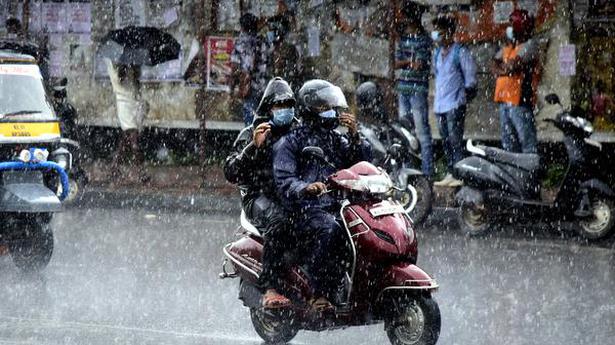 Heavy rain lashes Kannur district of Kerala, several families shifted to safe shelters