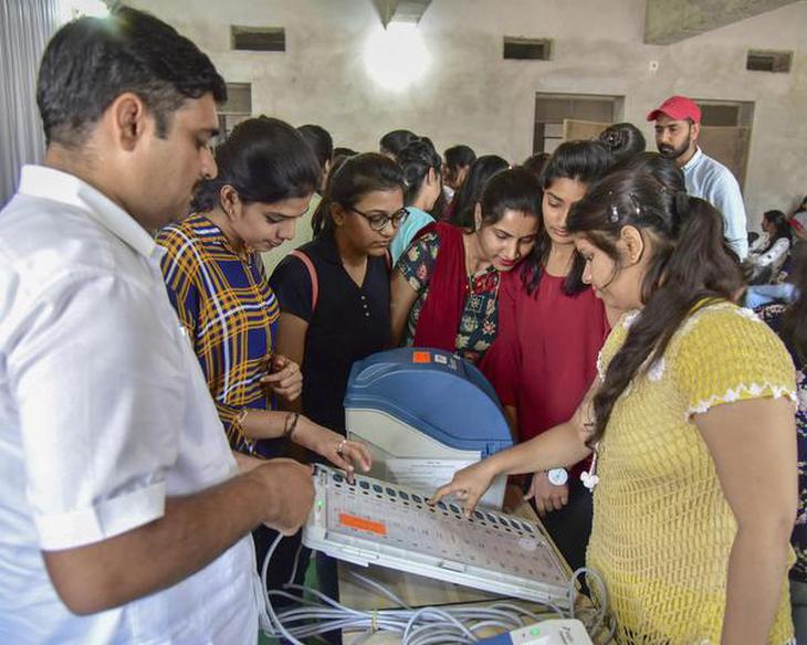 Election officials demonstrate the functioning of an Electronic Voting Machine and a Voter-Verified Paper Audit Trail machine during an awareness programme in Bikaner on October 27, 2018.