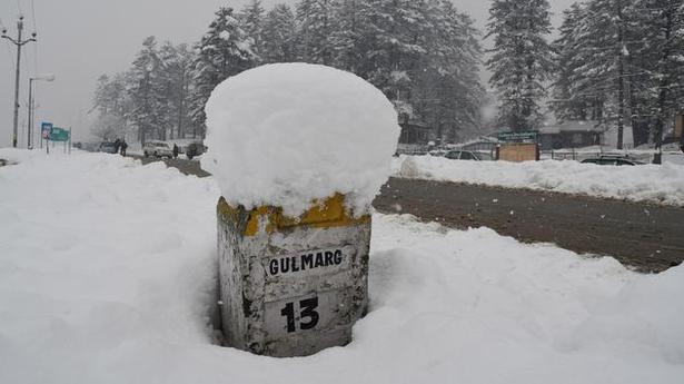 National News: Snowfall hits surface, air traffic in Kashmir