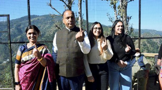 National News: Himachal Pradesh bypolls | Over 30% voting for Mandi LS, 3 Assembly seats in Himachal till 1 p.m.