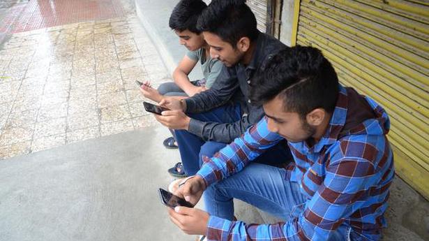 Patchy Internet irks netizens in Srinagar