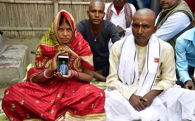 At a loss for words: Mukesh Kumarâs father Ravikant Sah and mother Geeta Devi show a photo of their son.