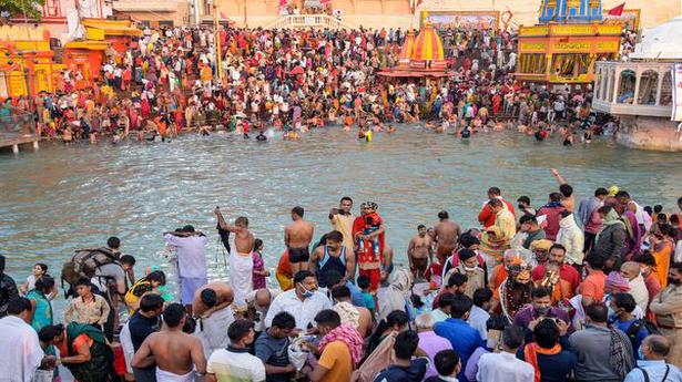 Shahi snan in Haridwar | Lakhs ignore COVID-19 concerns to take holy dip