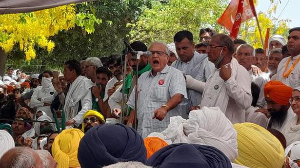 Farmers assemble at Hisar to protest police action during Khattar's visit