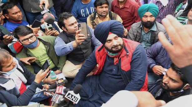 Sidhu does a Kejriwal, joins guest teachers' protest in Delhi