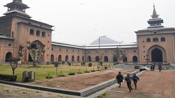 Mirwaiz-led Hurriyat condemns 'forcible closure' of Jamia Masjid in Srinagar
