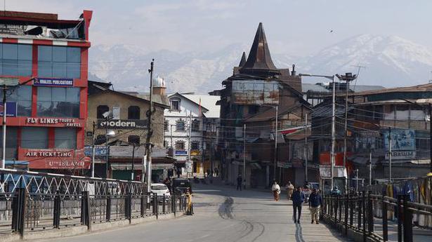 Kashmir traders warn of adverse impact of lockdown, seek stimulus