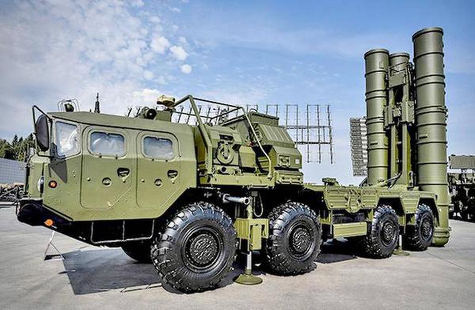 A Russian S-400 anti-aircraft missile launching system is displayed at the exposition field in Kubinka Patriot Park outside Moscow on August 22, 2017.