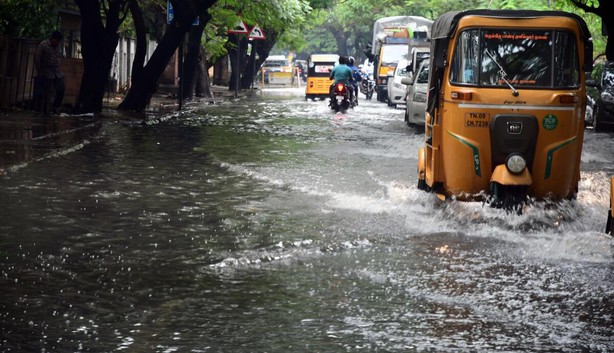 Genangan air di Jalan Bazulla saat hujan deras di T. Nagar.