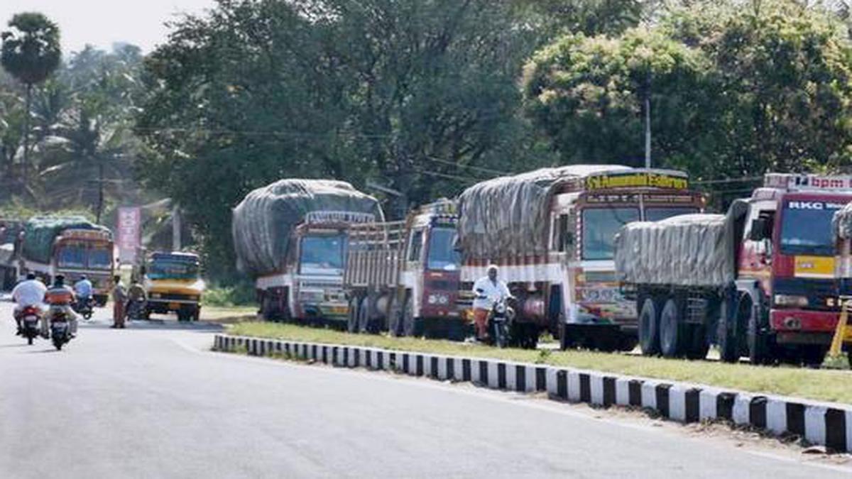 Traffic hit at Tamil Nadu-Kerala border over Aliyar issue - The Hindu