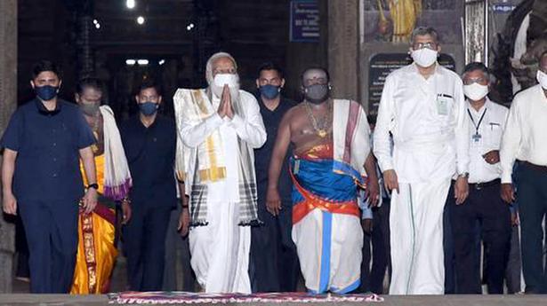 Modi offers prayers at Meenakshi temple