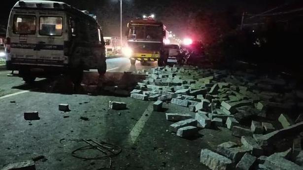 National News: Two killed, 14 injured in road accident in Thoppur ghat