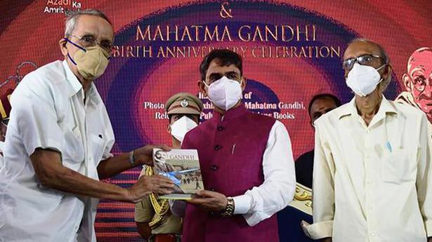 Tamil Nadu Governor R.N.Ravi pays tributes to Mahatma Gandhi