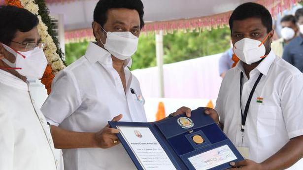 Tamil Nadu CM presents awards on Independence Day