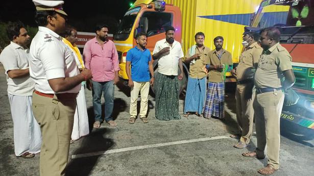 Villupuram police offer tea to drivers in the early hours to bring down accidents