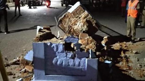 Lorry rams into Periyar statue in Villupuram, damages it