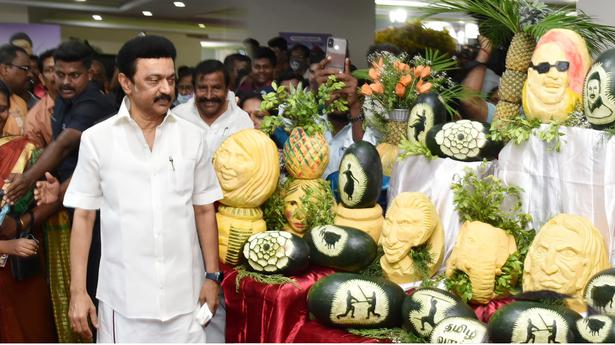 CM visits flower show at Kalaivanar Arangam