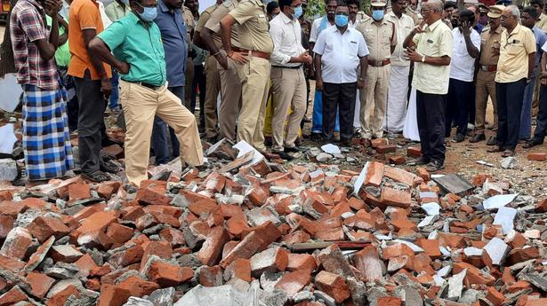 Kanimozhi hands over cheque to fireworks blast victims’ families