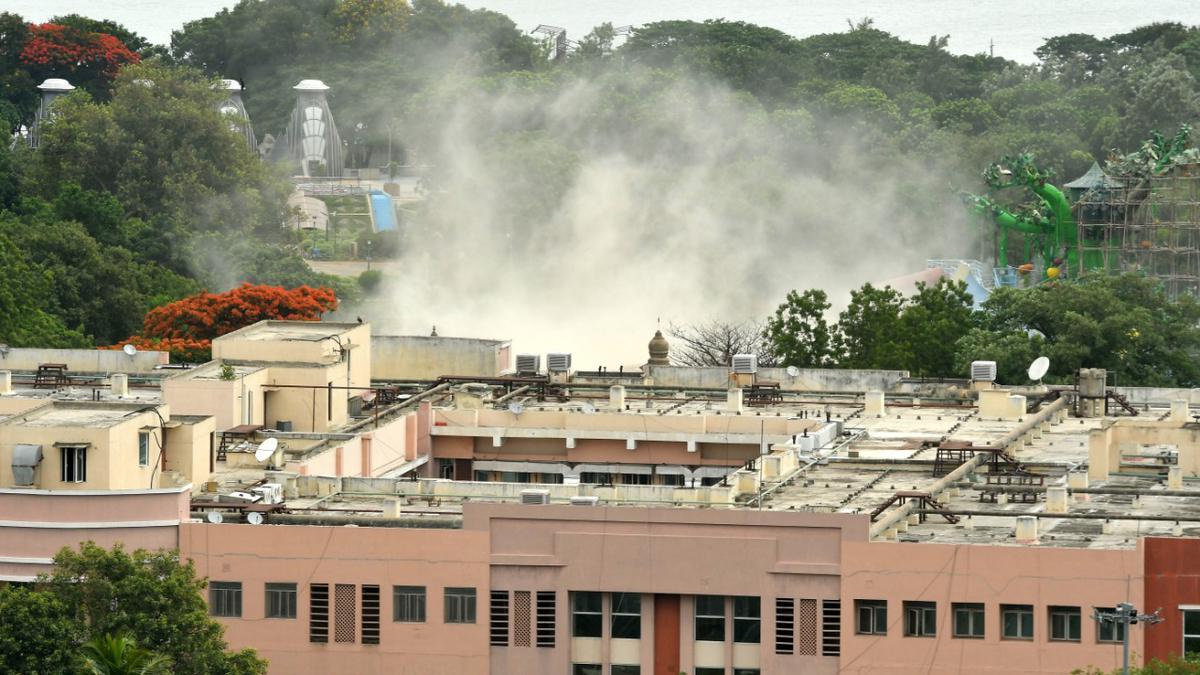 Demolition of old Telangana Secretariat complex begins - The Hindu