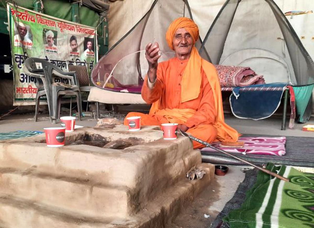 An Arya Samaji saint from Baghpat preparing to hold a havan at the Ghazipur border after PM Modi's announcement to repeal the three farm laws, on Friday.