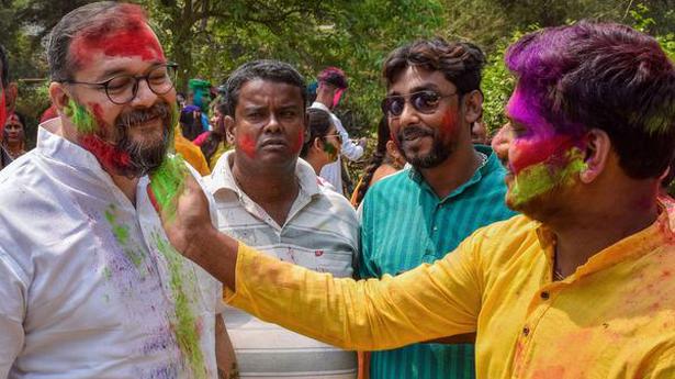 In Pictures | Holi, the festival of colours, in the times of pandemic and elections