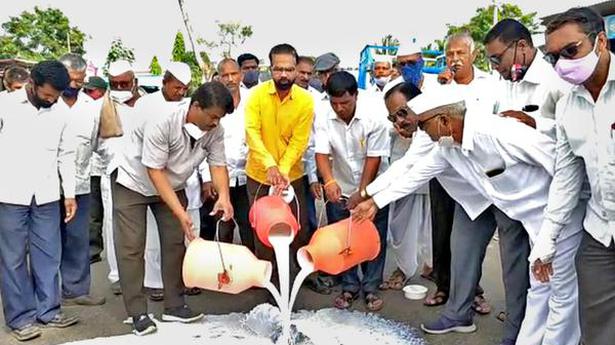 AIKS mengadakan agitasi di seluruh negara bagian menuntut harga susu yang lebih tinggi